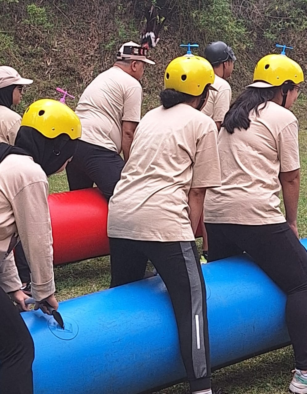 Tim kompak bermain Inflatable Games di event gathering perusahaan